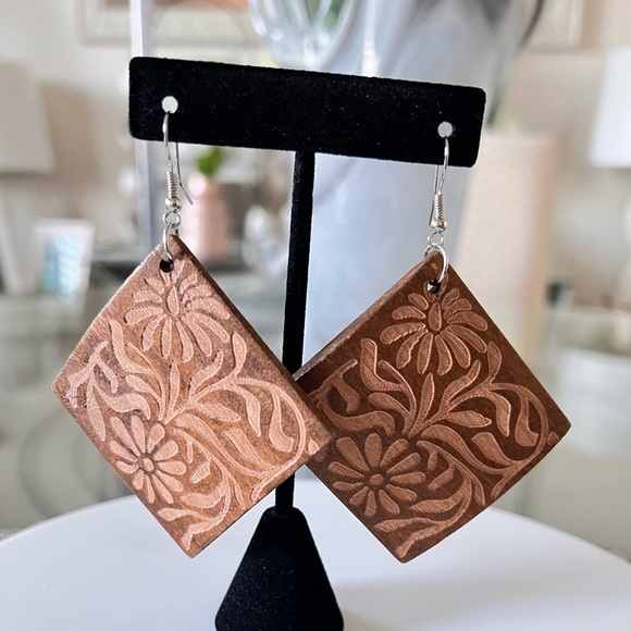 Afrocentric Women Wooden Flowers Shaped Wood Dangle Clip On Earrings - Picture 3 of 6